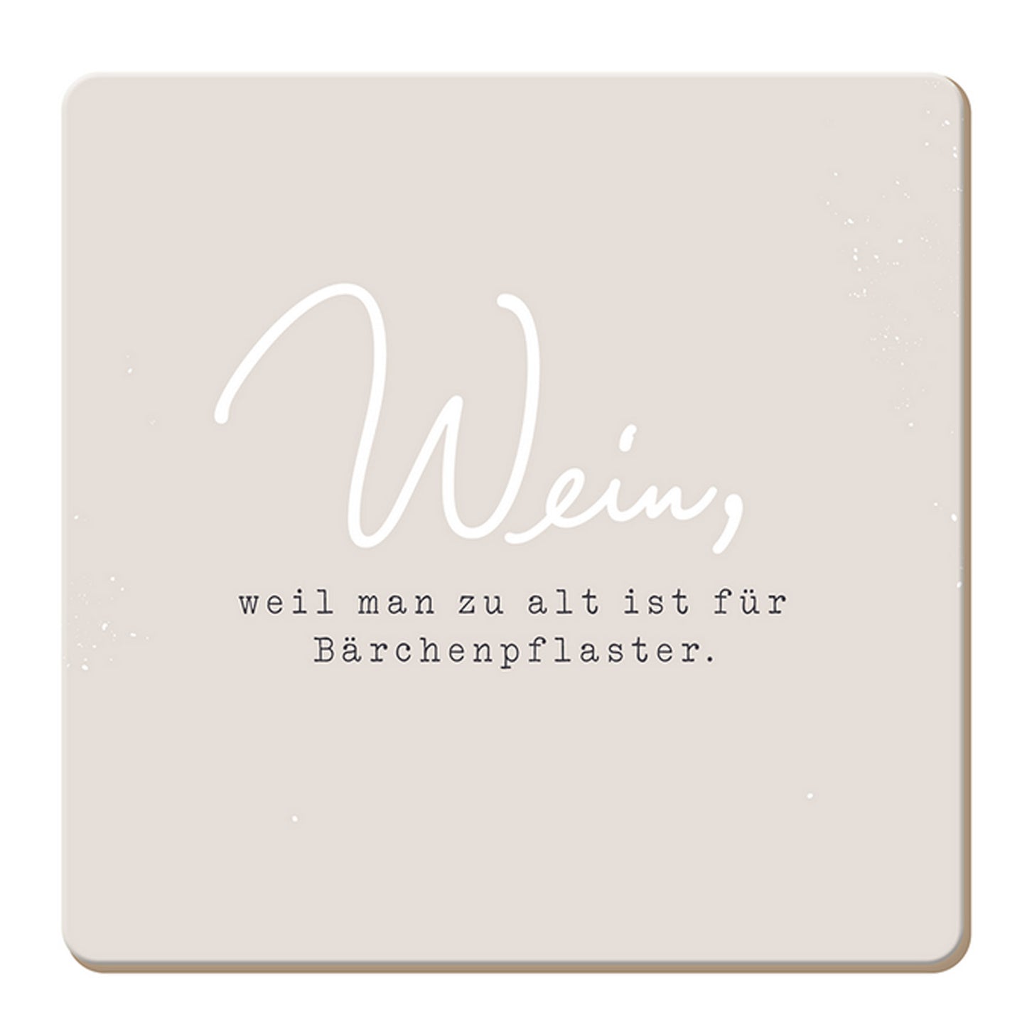 Der quadratische Untersetzer mit abgerundeten Ecken hat einen schlichten, beige-grauen Farbton. In der Mitte des Untersetzers steht in großer weißer Schreibschrift das Wort „Wein“. Darunter folgt in kleinerer, schwarzer Schreibmaschinenschrift der humorvolle Spruch: „weil man zu alt ist für Bärchenpflaster.“